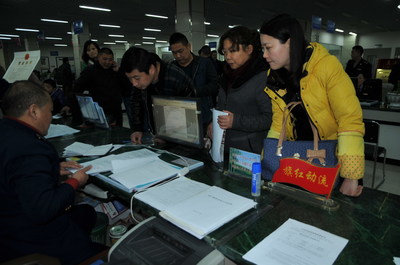 市工商局頒發(fā)首份新版營業(yè)執(zhí)照，工商服務咨詢全面升級